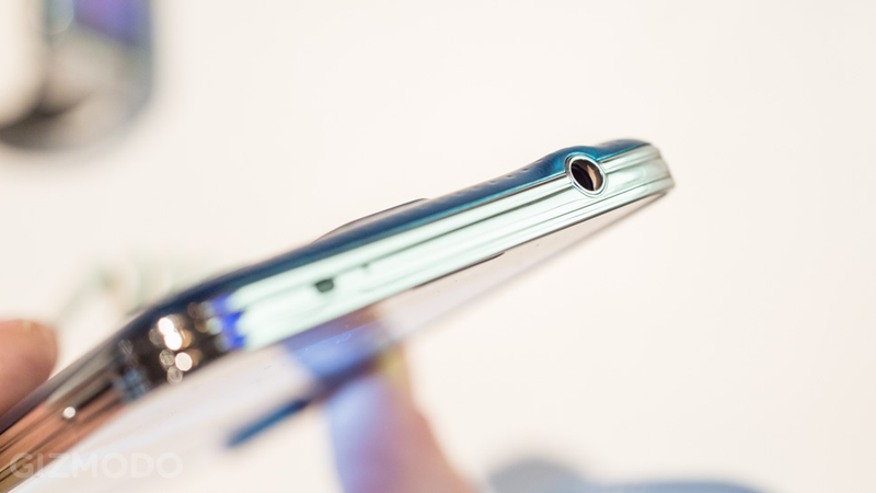 Illustration for article titled Samsung Galaxy S5 Hands On: A Tiny Dimpled Step Into the Future